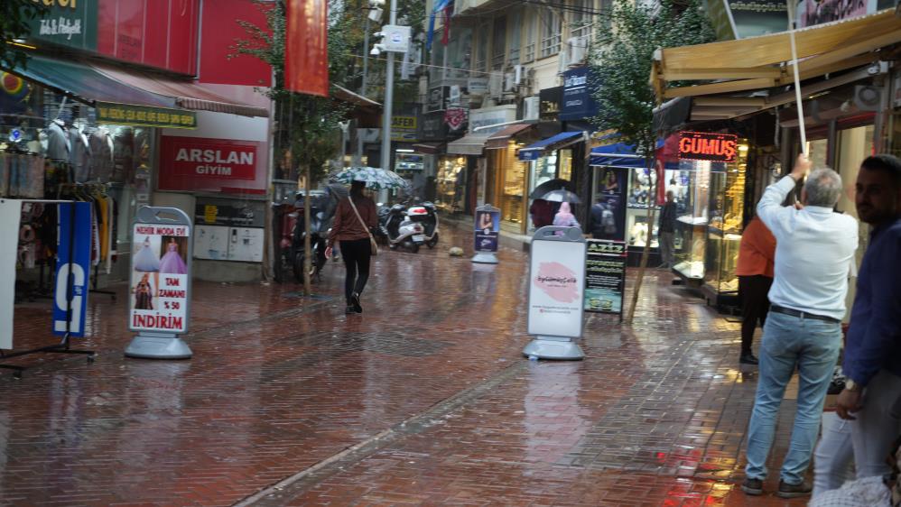 Edremit ve civarında yaşanan sonbahar kuraklığı sonrasında beklenen yağışlar geldi.Sabah