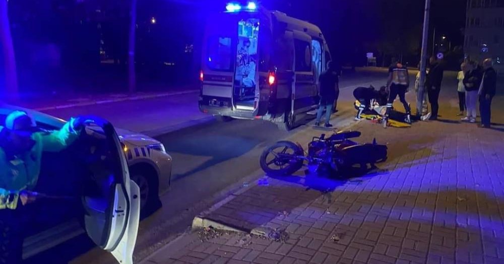 Erdek’te, motosikletin kontrolünü kaybeden sürücü elektrik direğine çarptı. Kazada 2