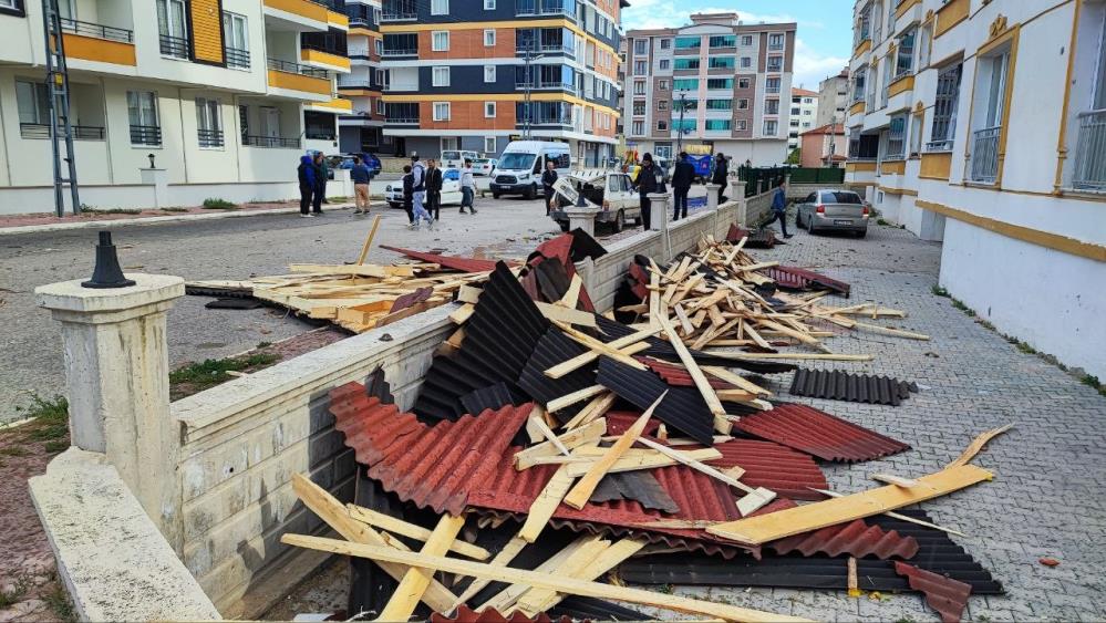 Amasya’da fırtına bir köydeki caminin minaresini uçurdu. Fırtına nedeniyle uçan