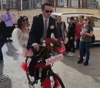 Bursa’da bir damat adayı ve arkadaşları gelin alma merasimine bisiklet