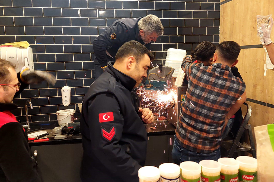 Sivas’ta kolunu kıyma makinesine kaptıran bir kişi makineyle birlikte hastaneye