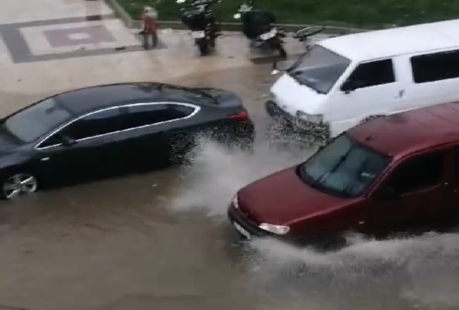 Gönen’de fırtına ile birlikte gelen yağış hayatı olumsuz etkiledi.Meteoroloji müdürlüğünden