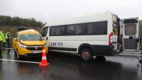 Kuzey Marmara Otoyolu Kocaeli geçişinde işçileri taşıyan servis minibüsü ile