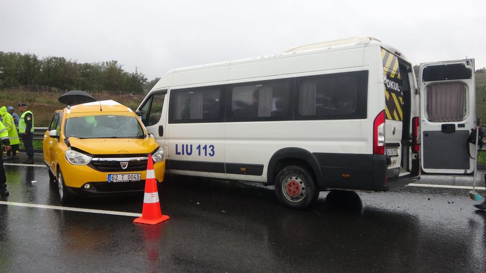 İşçi servisi ile ticari taksi çarpıştı: 13 yaralı Kuzey Marmara Otoyolu Kocaeli geçişinde işçileri taşıyan servis minibüsü ile