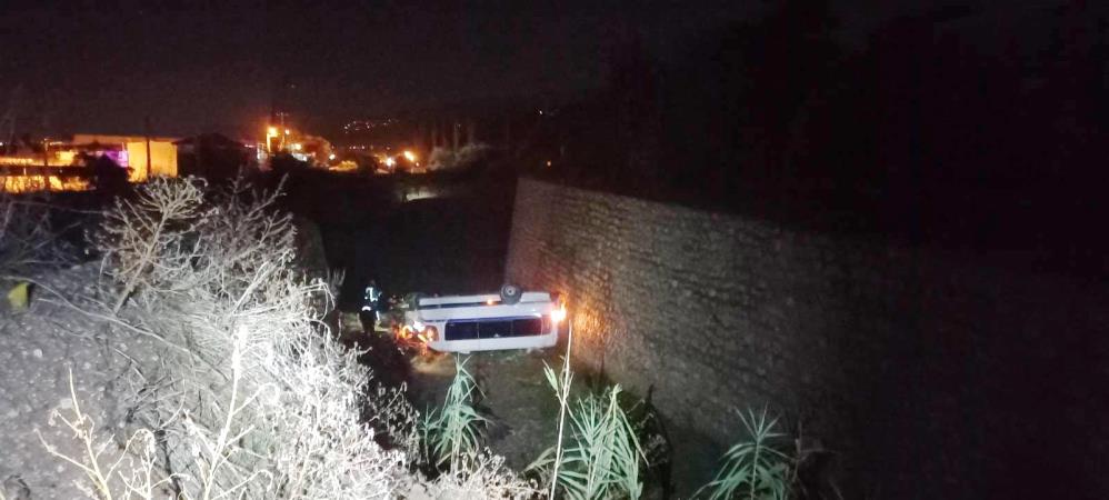 Manisa’nın Salihli ilçesinde sürücüsünün direksiyon hakimiyetini kaybettiği işçi servisinin şarampole