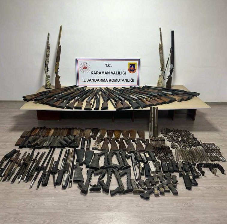 Karaman’da jandarma ekipleri tarafından yapılan denetimlerde, 30 adet ruhsatsız tüfek,