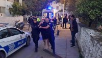 Muğla’nın Bodrum ilçesinde 16 yaşındaki bir çocuk, annesini boğazından bıçaklayarak