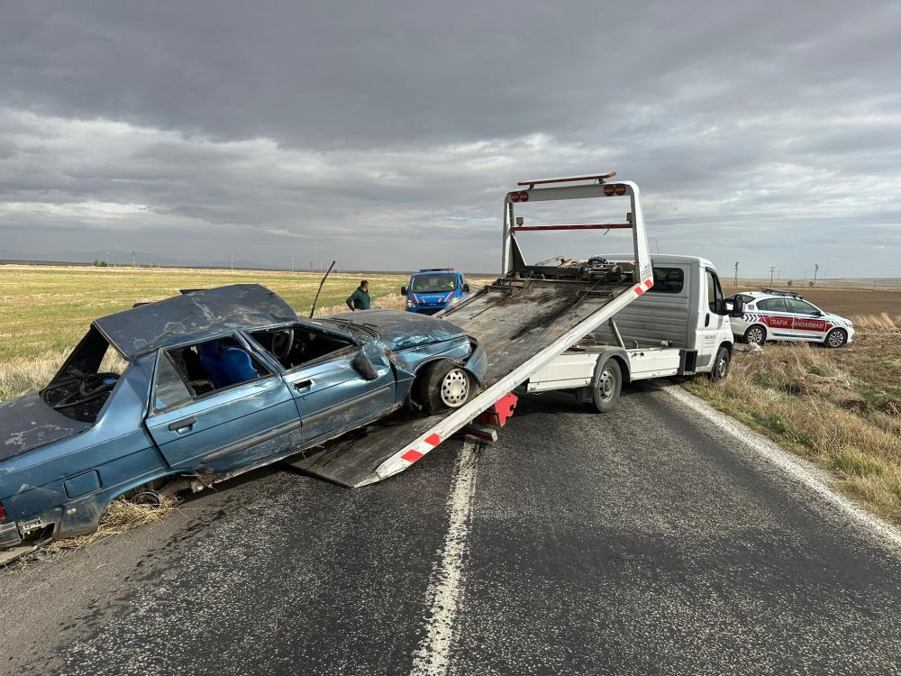 Tarlaya giren otomobilde 3′ ü çocuk 6 kişi yaralandı Afyonkarahisar’ ın Emirdağ ilçesinde kontrolden çıkarak tarlaya giren otomobilde 3′