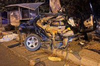 Kahramanmaraş’ta meydana gelen trafik kazasında ağaca çarparak ikiye bölünen otomobilin