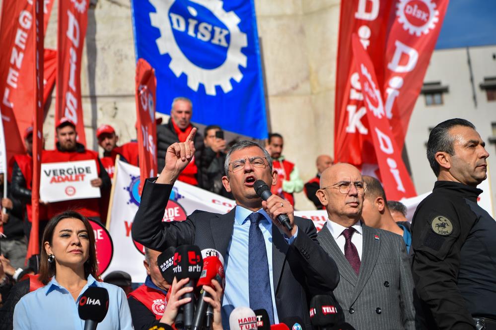Cumhuriyet Halk Partisi (CHP) Genel Başkanı Özgür Özel, İYİ Parti