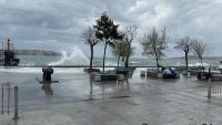 İstanbul’da etkili olan fırtına sebebiyle Beşiktaş sahilinde dalgalar oluştu.Meteorolojinin uyarılarının