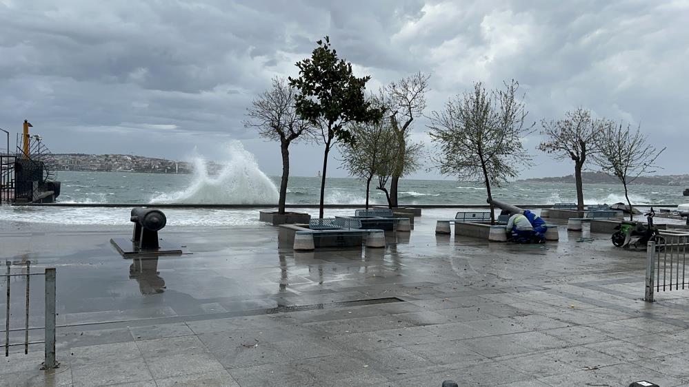 İstanbul’da fırtına: Beşiktaş sahilinde dalgalar oluştu İstanbul’da etkili olan fırtına sebebiyle Beşiktaş sahilinde dalgalar oluştu.Meteorolojinin uyarılarının