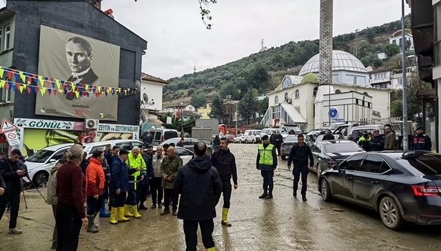 O turistik beldeyi de sel vurdu…Çamur deryasına döndü