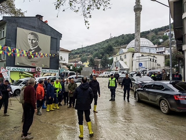 O turistik beldeyi de sel vurdu…Çamur deryasına döndü Bursa ve çevre ilçelerinde iki gündür etkili olan şiddetli fırtına
