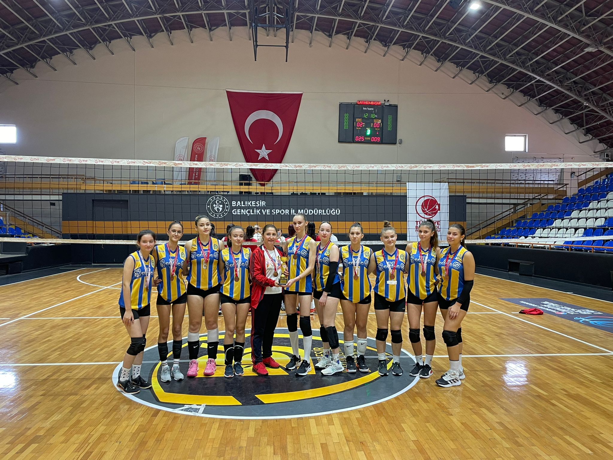 Bandırma Şehit Mehmet Günenç Anadolu Lisesi öğrencileri voleybol müsabakasında üçüncü