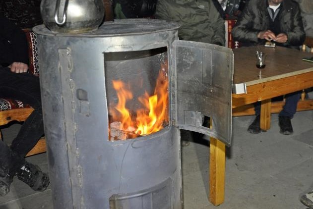 Soğuk kış aylarının gelmesiyle birlikte sobalı evlerde yaşayan vatandaşların odun