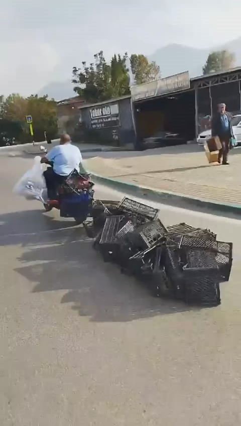 Tehlikeli yolculuk Bursa’da bir sürücü motosikletinin arkasına plastik kasalar bağlayıp yolculuk yaptı.