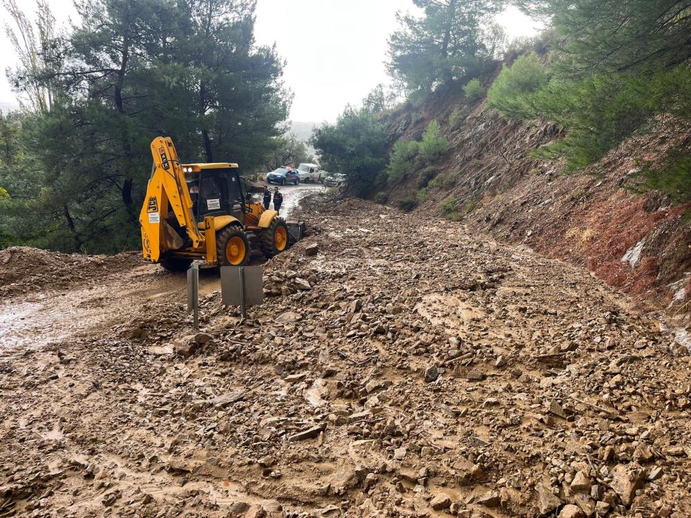 Edremit’te Kazdağları’nda bulunan Kavurmacılar Kırsal Mahallesi’nde yağış nedeniyle heyelan meydana