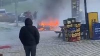  Bursa’da otomobil alev alev yandı. Kısa sürede büyüyen alevler aracı