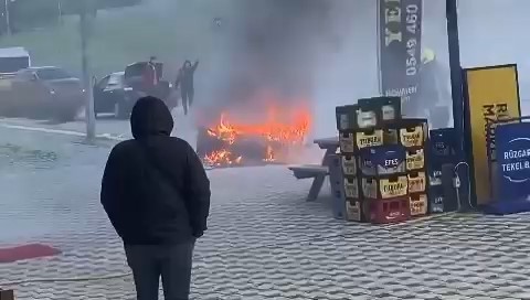 Bursa’da otomobil alev alev yandı Bursa’da otomobil alev alev yandı. Kısa sürede büyüyen alevler aracı