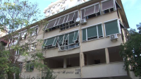 Kadıköy’de yaklaşık bir senedir yıkılmayı bekleyen binada dairelerin kapı ve