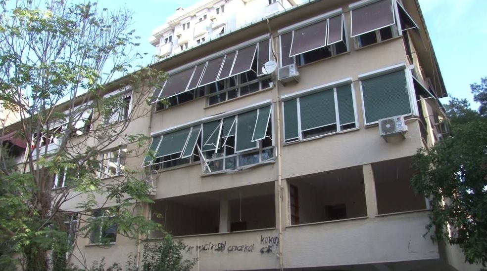 Kadıköy’de yaklaşık bir senedir yıkılmayı bekleyen binada dairelerin kapı ve