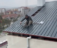 Elazığ’da 9 katlı bir binanın çatısında bulunan kişinin güvenlik önlemi