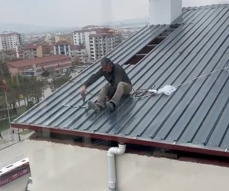 Elazığ’da 9 katlı bir binanın çatısında bulunan kişinin güvenlik önlemi