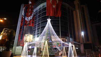 İzmit Belediyesi kurulumunu tamamladığı 10 metrelik yılbaşı ağacını süsleyerek vatandaşlar