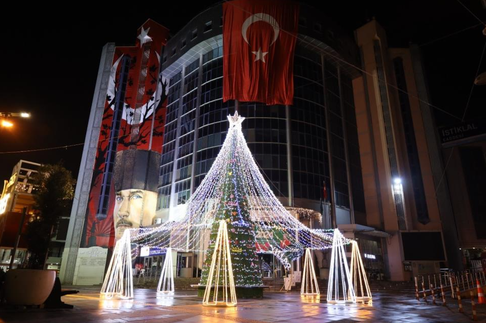 İzmit Belediyesi kurulumunu tamamladığı 10 metrelik yılbaşı ağacını süsleyerek vatandaşlar