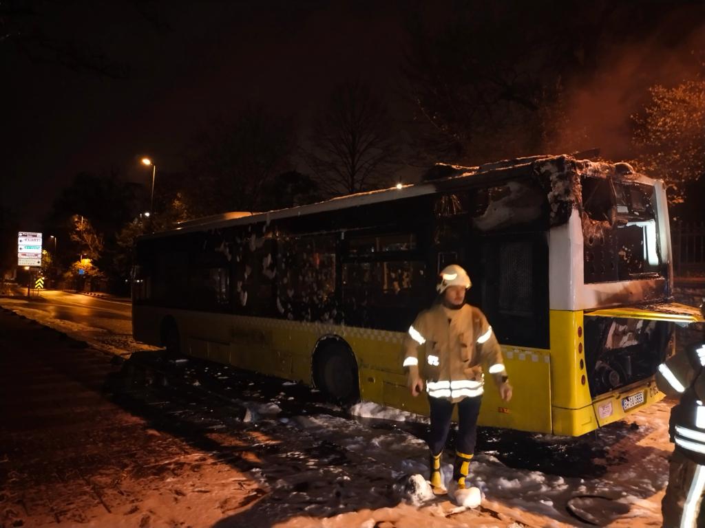 Üsküdar’da İETT otobüsü motor kısmından alev alarak bir anda yanmaya
