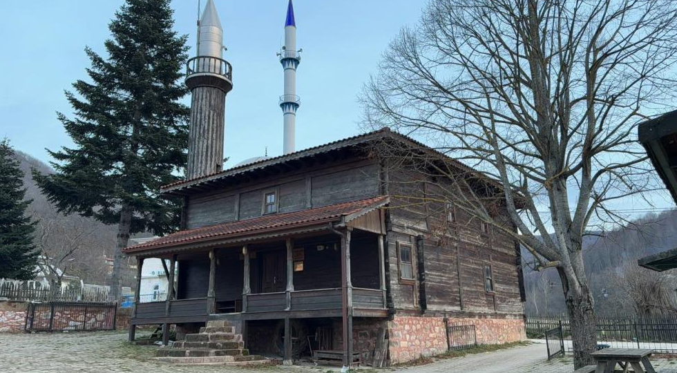Bursa’da 136 yıldır ayakta duran çivisiz cami, ihtişamıyla dikkat çekiyor.