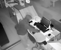 Kırşehir’de bir işletmeye giren hırsız kasadan 2 bin TL çalarken,