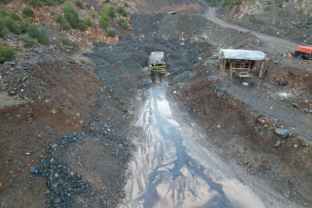 2 işçiye mezar olan krom madeni havadan görüntülendi Denizli’nin Acıpayam 2 işçinin hayatını kaybettiği, 1 işçinin ise 4