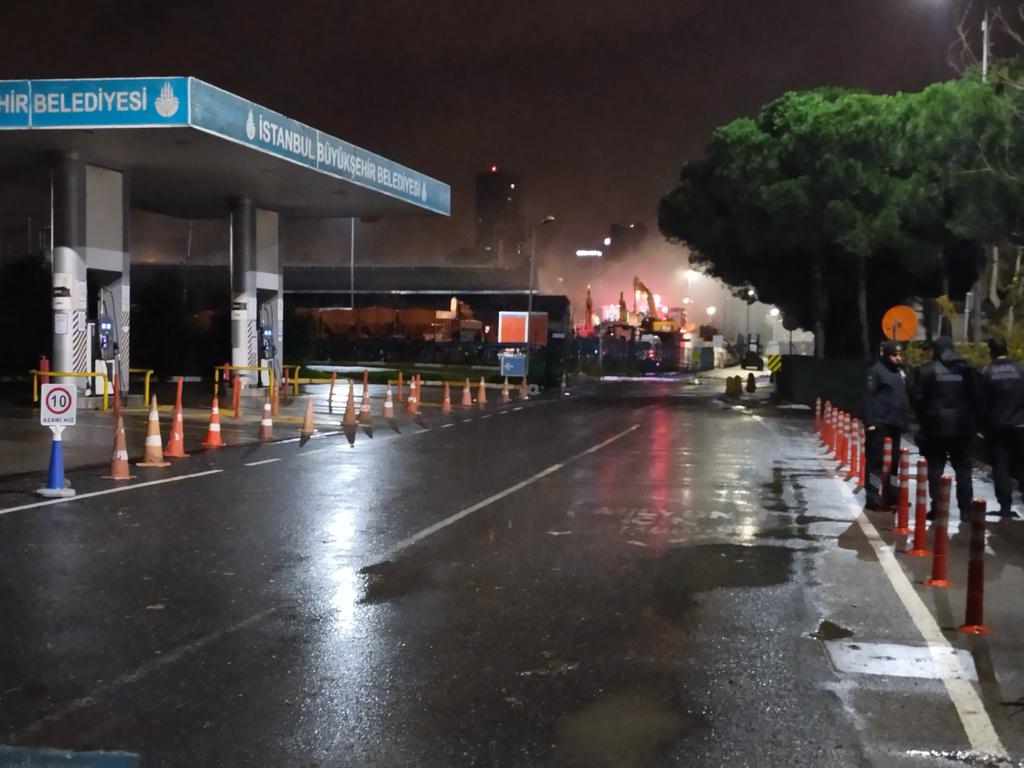 İBB’nin Kartal Ek Hizmet binasının depo kısmında bir minibüs henüz