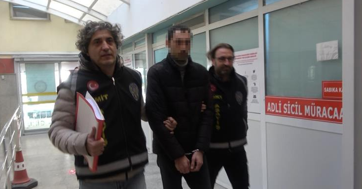 Kocaeli’nin İzmit ilçesinde elindeki taşla sırasıyla 35 aracın camını kıran