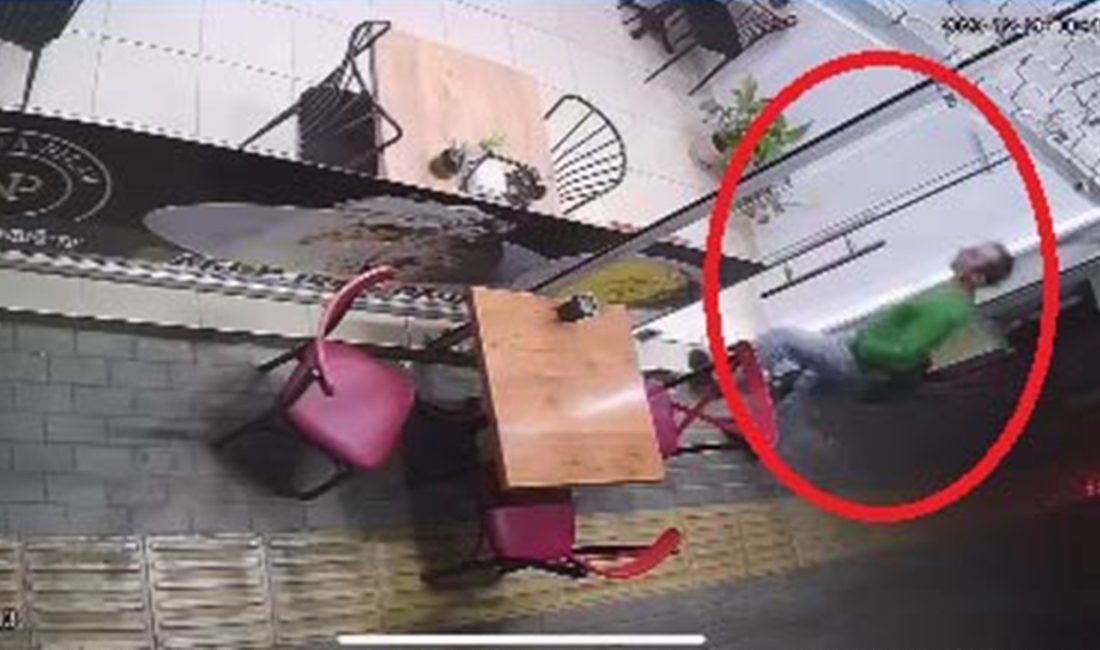 Dükkanın kapısını görmedi, kafasını çarptı Bursa’da bir işletmeye girmek isteyen müşteri, cam kapıyı fark edemeyince