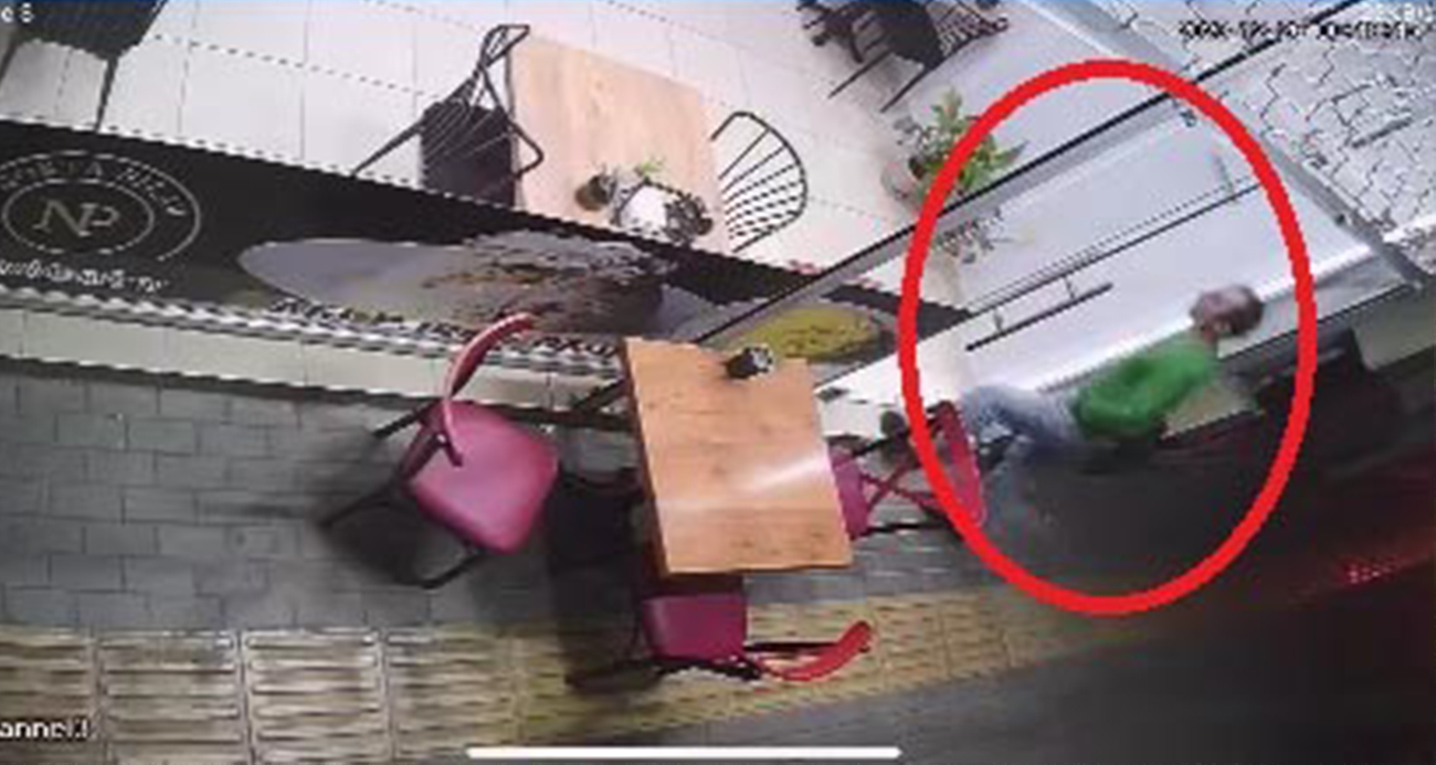 Bursa’da bir işletmeye girmek isteyen müşteri, cam kapıyı fark edemeyince
