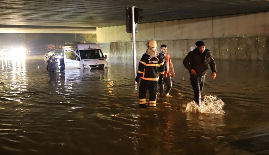 Yollar göle döndü! Gaziantep’te etkili olan sağanak nedeniyle sular altında kalan köprülü kavşakta