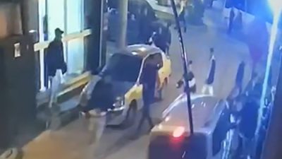  Mersin’de kullandığı araçla sokak arasında kavga eden grubun arasına dalarak