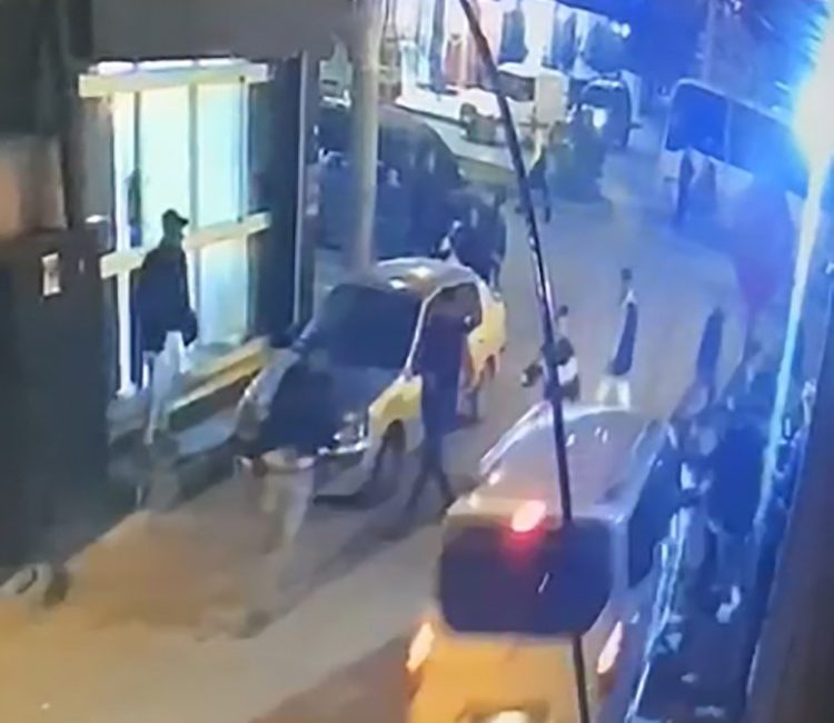 Aracıyla kalabalığın arasına dalan sürücü tutuklandı Mersin’de kullandığı araçla sokak arasında kavga eden grubun arasına dalarak