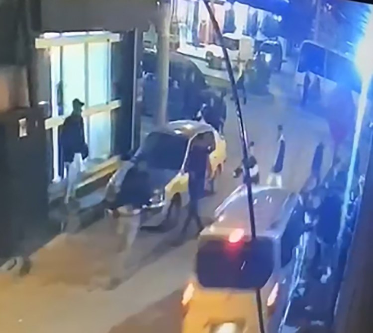  Mersin’de kullandığı araçla sokak arasında kavga eden grubun arasına dalarak