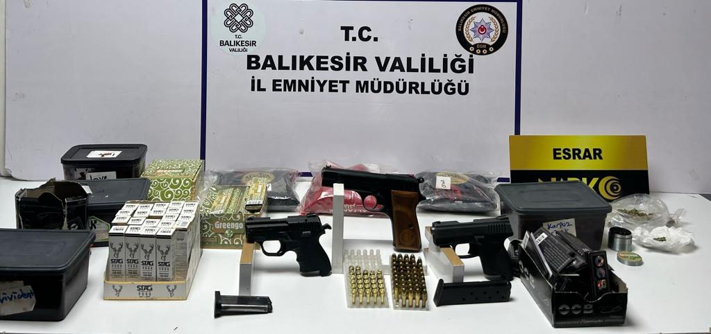 Ayvalık’ta KOM ekiplerinden şok operasyon Balıkesir’in Ayvalık ilçesinde, İl Emniyet Müdürlüğü Kaçakçılık ve Organize Suçlarla
