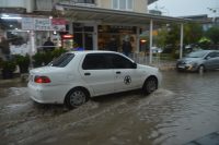 Balıkesir’in Ayvalık ilçesinde, sabah saatlerinde başlayan ve zaman zaman şiddetlenen