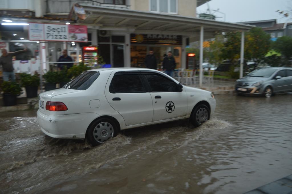 Ayvalık’ta kuvvetli sağanak yağış etkili oldu Balıkesir’in Ayvalık ilçesinde, sabah saatlerinde başlayan ve zaman zaman şiddetlenen