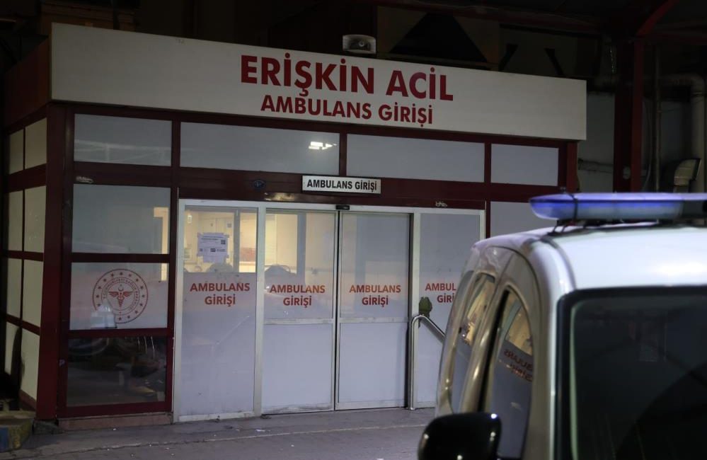 Önce kavgada ardından hastanede bıçaklandı zmir'in Konak ilçesinde bıçaklı kavgada yaralanan şahıs, kaldırıldığı hastanede husumetlisi