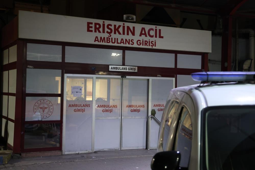 zmir'in Konak ilçesinde bıçaklı kavgada yaralanan şahıs, kaldırıldığı hastanede husumetlisi