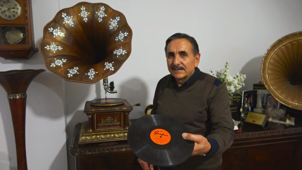Ahşaptan yaptığı gramofonlarla evini müzeye çevirdi Bursa’da yaşayan 61 yaşındaki emekli devlet memuru Emin Altınsoy, gençliğinde