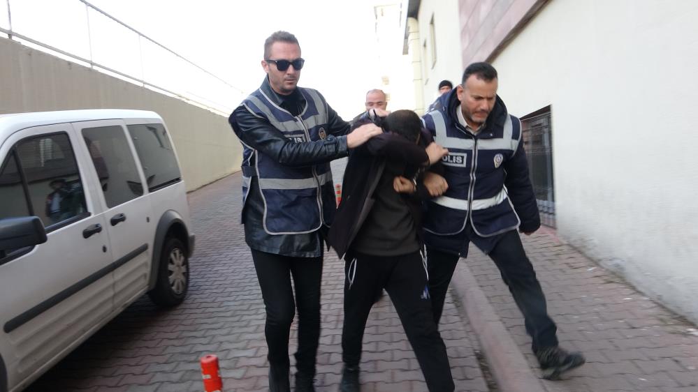7 aracın lastiğini patlattı, ‘sanki adam öldürdük’ dedi Kayseri’nin Kocasinan ilçesinde 7 aracın tekerini bıçakla patlatarak zarar veren