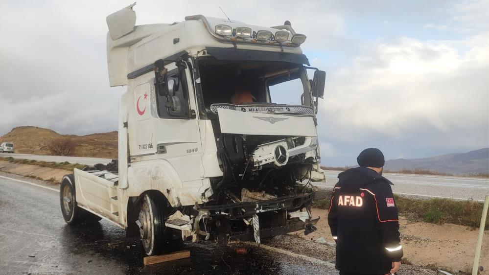 Mazot yüklü tanker ile tır çarpıştı: 1 yaralı Kırıkkale’de mazot yüklü tanker ile tırın çarpıştığı kazada 1 kişi